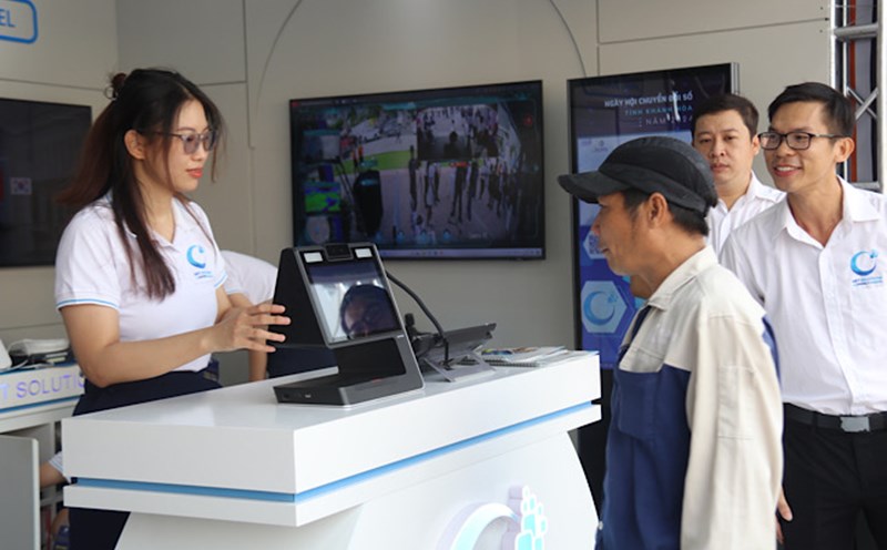 Khanh Hoa residents experience facial recognition technology at the digital technology festival. Photo: Phuong Linh
