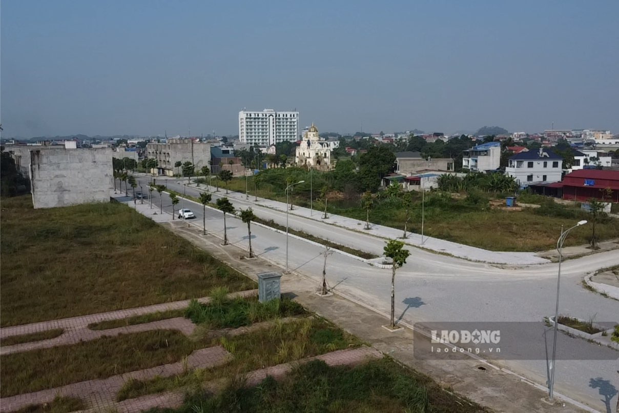 Dự án khu đô thị Kosy City Beat có vốn đầu tư 700 tỉ nhếch nhác sau nhiều năm triển khai thi công. Ảnh: Việt Bắc.