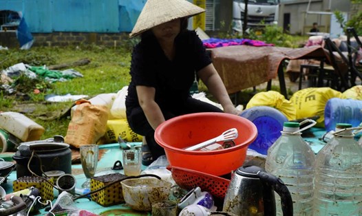 Người dân miền núi Quảng Bình bàng hoàng sau trận lũ. Ảnh: P. Nguyễn
