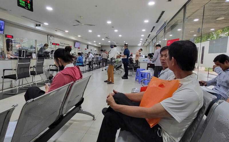 Many people go through procedures to change land use purposes after Ho Chi Minh City approved a new land price list. Photo: Huan Cao