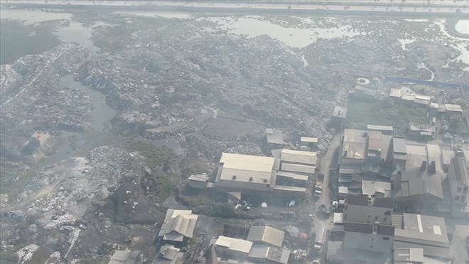 Khói bụi từ hoạt động cô đúc nhôm tại làng nghề Mẫn Xá (Yên Phong, Bắc Ninh). Ảnh: Vân Trường