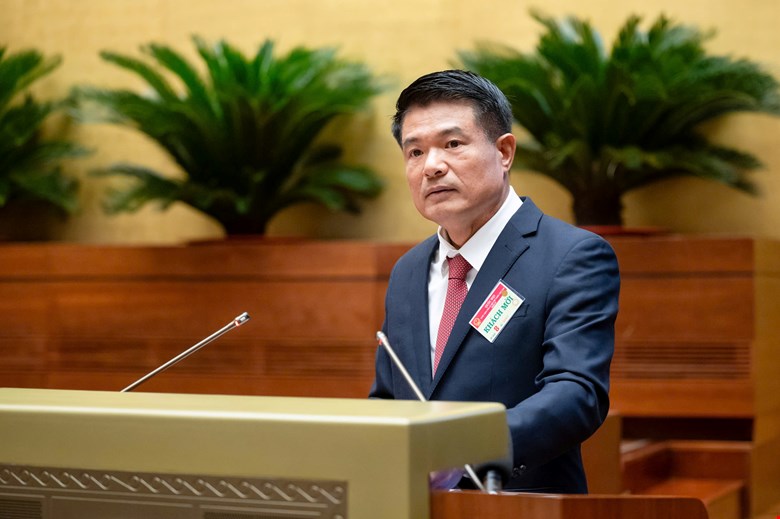 Director of the Institute of the Supreme People's Procuracy Nguyen Huy Tien presented the draft Resolution on piloting the handling of evidence and assets during the investigation, prosecution and trial of a number of criminal cases. Photo: Pham Thang