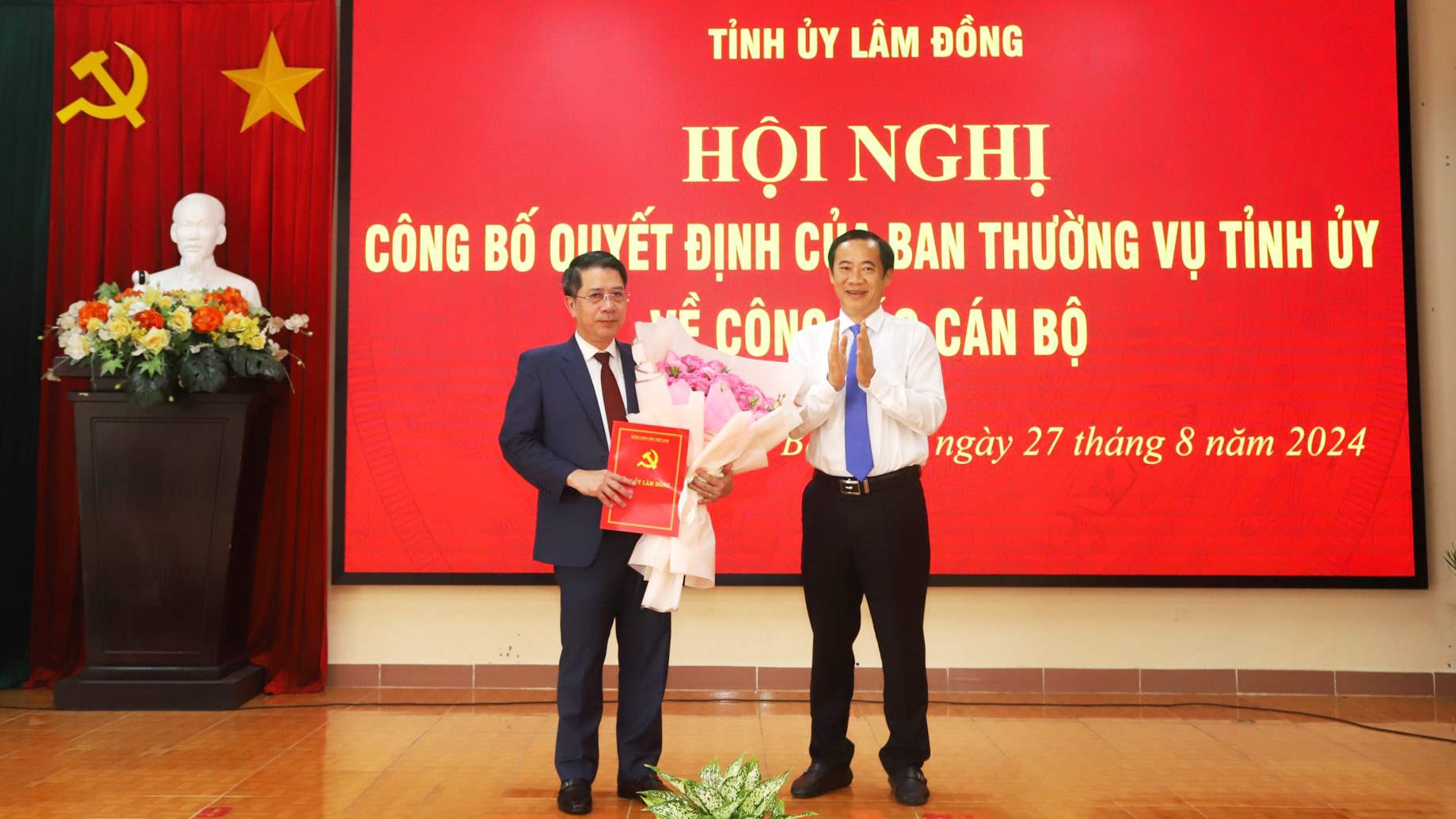 Mr. Nguyen Thai Hoc - Acting Secretary of Lam Dong Provincial Party Committee - presented the Decision to transfer Mr. Ngo Van Ninh - Chief of Office of the Provincial People's Committee and appointed him to join the Executive Committee, Standing Committee of Bao Loc City Party Committee. Photo: Khanh Phuc