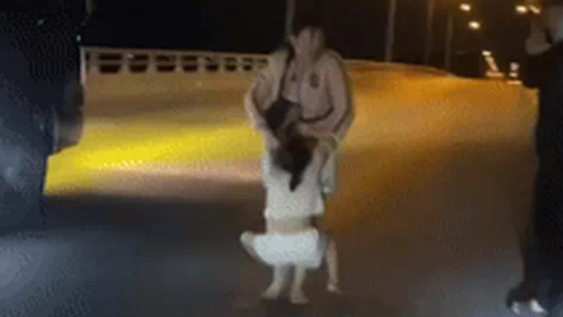 The image of a mother making a negative choice made many people feel sorry. Photo: Cut from video