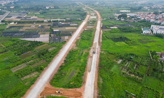 Đường song hành Vành đai 4 đoạn qua huyện Hoài Đức (Hà Nội), tháng 9.2024. Ảnh: Hữu Chánh