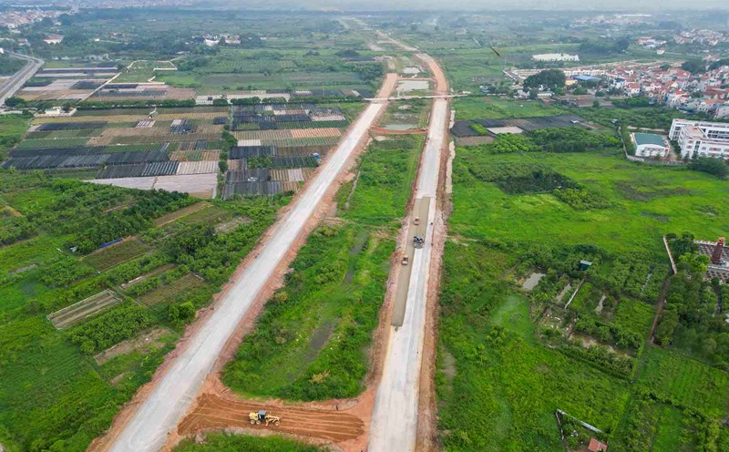 Parallel road of Ring Road 4 through Hoai Duc district (Hanoi), September 2024. Photo: Huu Chanh
