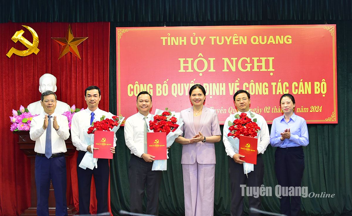 Secretary of Tuyen Quang Provincial Party Committee Ha Thi Nga and leaders of the Provincial Standing Committee presented decisions and flowers to congratulate the transferred and appointed personnel. Photo: Tuyenquang.dcs.vn