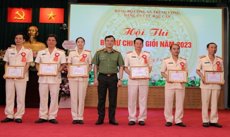 Colonel Nguyen Thai Binh - Deputy Director, Logistics Department (standing in the middle) was proposed for commendation. Photo: Ministry of Public Security