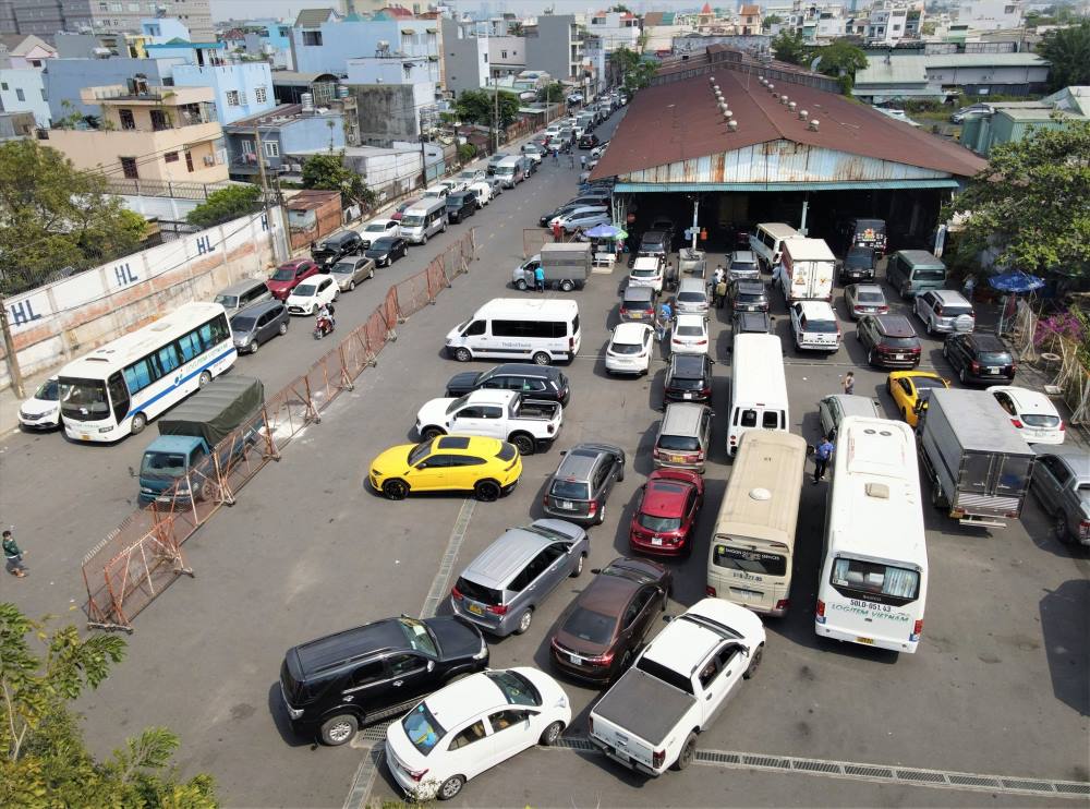 A vehicle inspection center is crowded with cars lining up. Illustration: Anh Tu