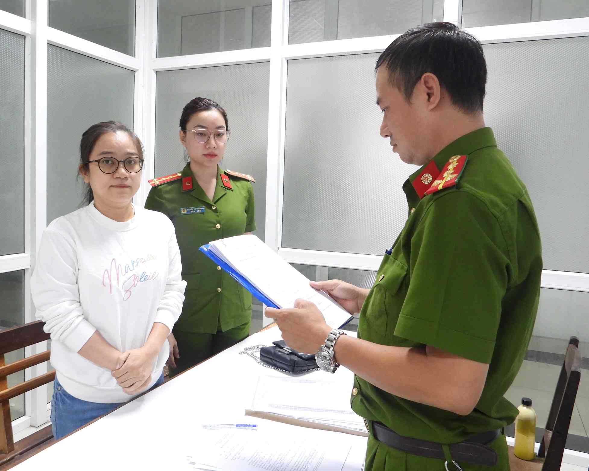 Ngo Thi Ai Vy was prosecuted and detained by Da Nang Police for fraud and property appropriation. Photo: Bao Ngoc