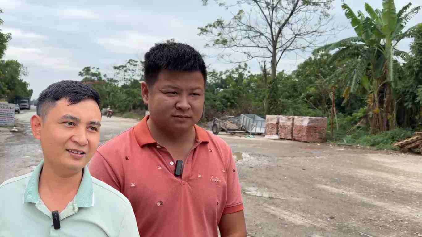 People keep tripping over potholes and falling on the road in Soc Son