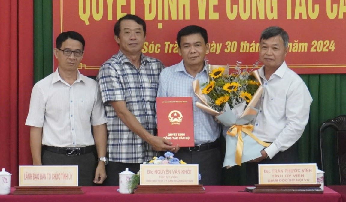 Mr. Lam Hoang Mau (second from right) was appointed as Head of the Ethnic Minorities Committee of Soc Trang province. Photo: Anh Tuan