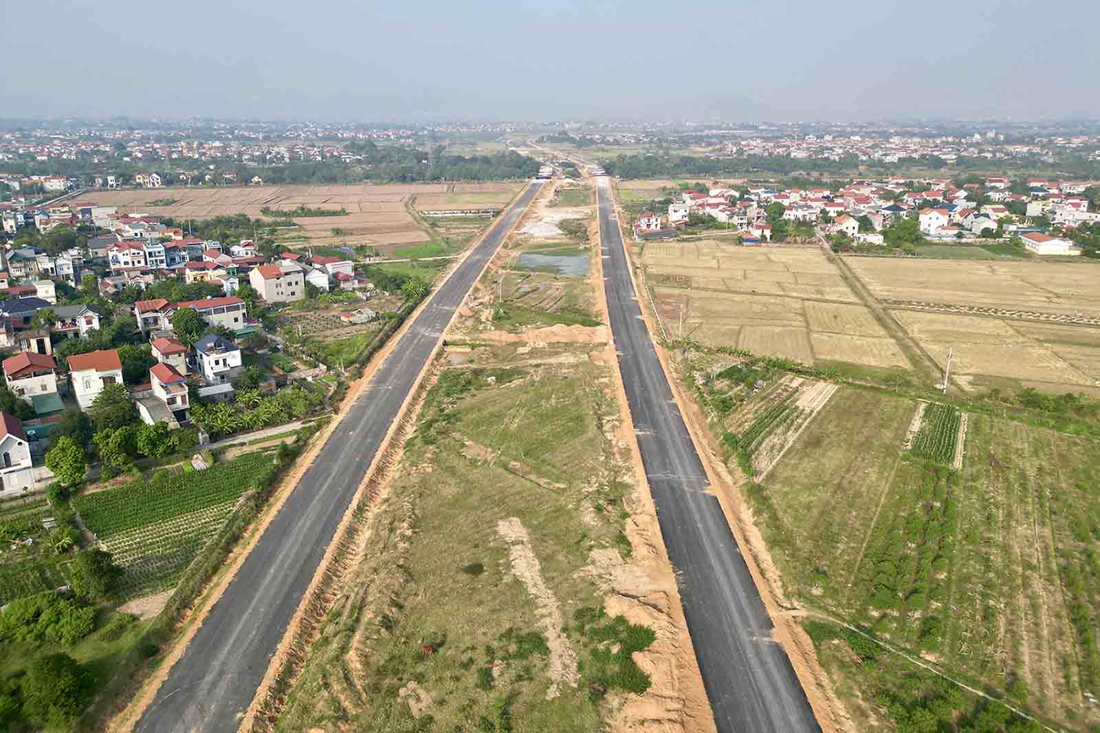 Duong song hanh Vanh dai 4 doan qua xa Kim Hoa, Me Linh da duoc tham nhua. Anh: Huu Chanh