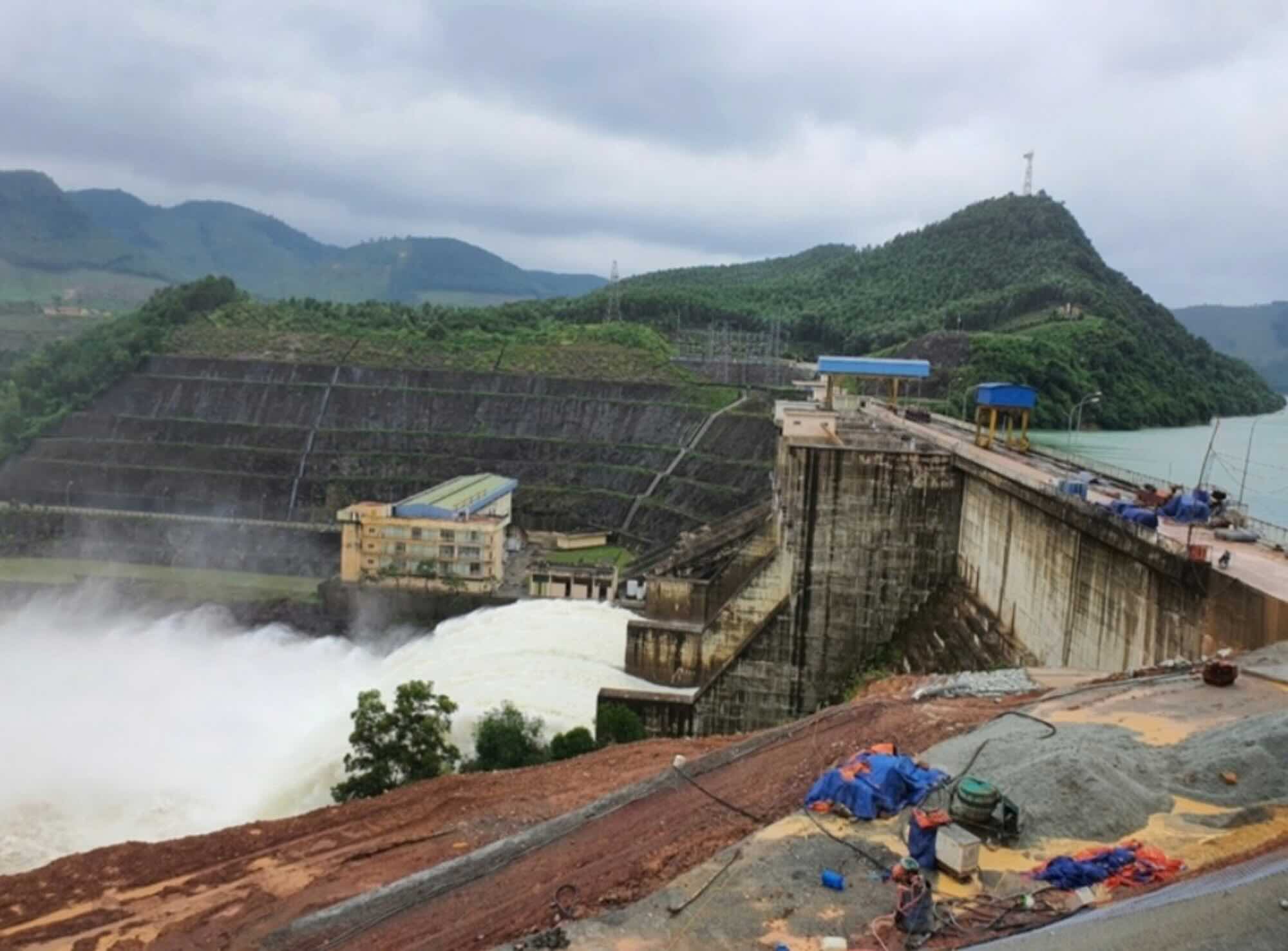 Huong Dien Hydropower Plant will operate through spillways and turbines with a flow rate of 400 - 700m3/s to lower water levels for flood prevention. Photo: Ha Nguyen.