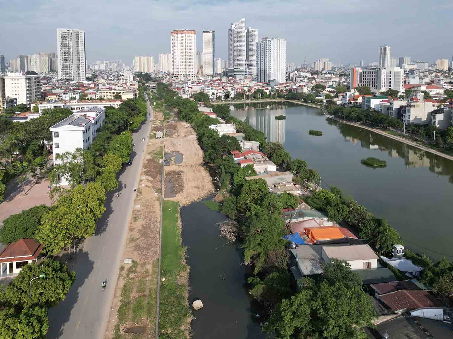 Hang muc cung hoa kenh La Khe doan qua phuong Quang Trung (quan Ha Dong, Ha Noi) nhieu nam van chua the hoan thanh do vuong giai phong mat bang. Anh: Huu Chanh