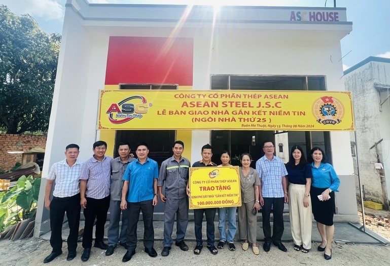 Workers at ASEAN Steel Joint Stock Company receive financial support to build houses. Photo: Bao Trung