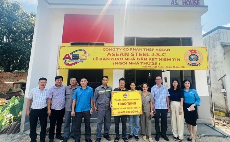 Workers at ASEAN Steel Joint Stock Company receive financial support to build houses. Photo: Bao Trung