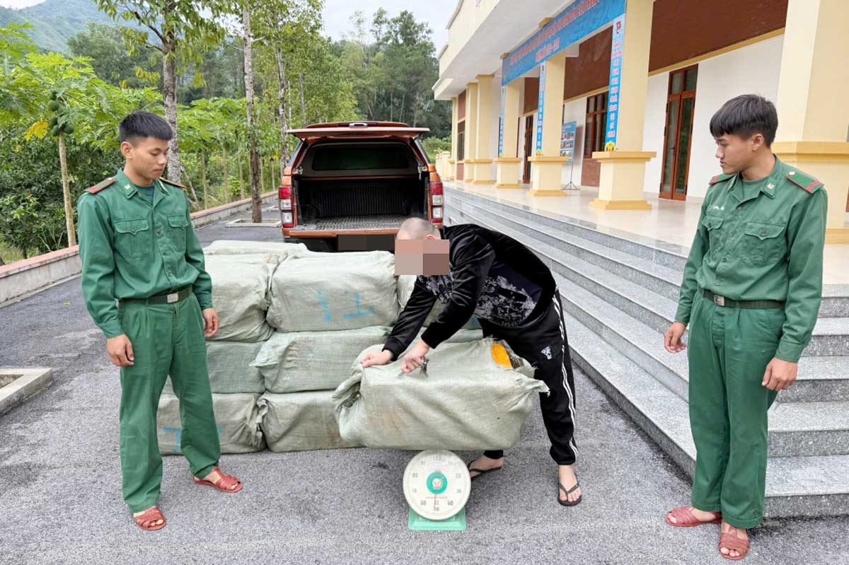 Lực lượng Biên phòng Quảng Ninh kiểm tra tang vật bị thu giữ. Ảnh: Đồn Biên phòng Pò Hèn