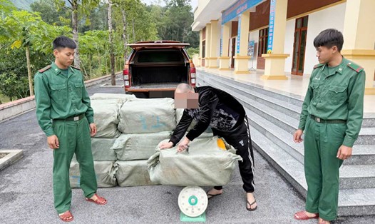 Lực lượng Biên phòng Quảng Ninh kiểm tra tang vật bị thu giữ. Ảnh: Đồn Biên phòng Pò Hèn