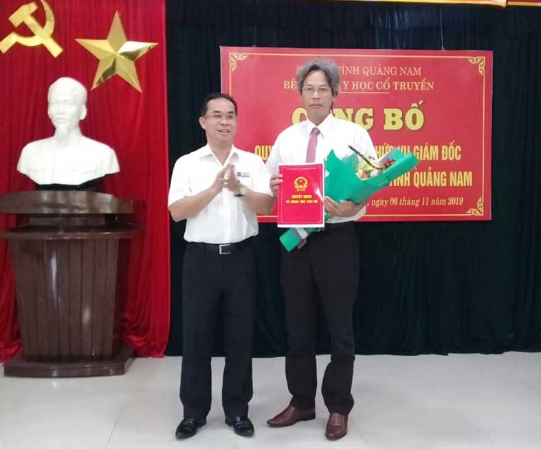 Giam doc Benh vien YHCT Quang Nam Ngo Ngoc Toan (ben phai) chiu trach nhiem chinh trong sai pham. Anh: Thuy Linh