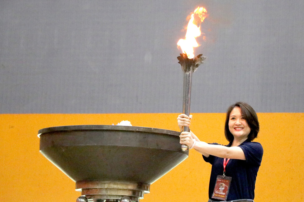 Ms. Tang Kim Huyen - Deputy Director of iSchool, UKA & IEC System lit the opening torch at IEC Quang Ngai school on the morning of October 24.
