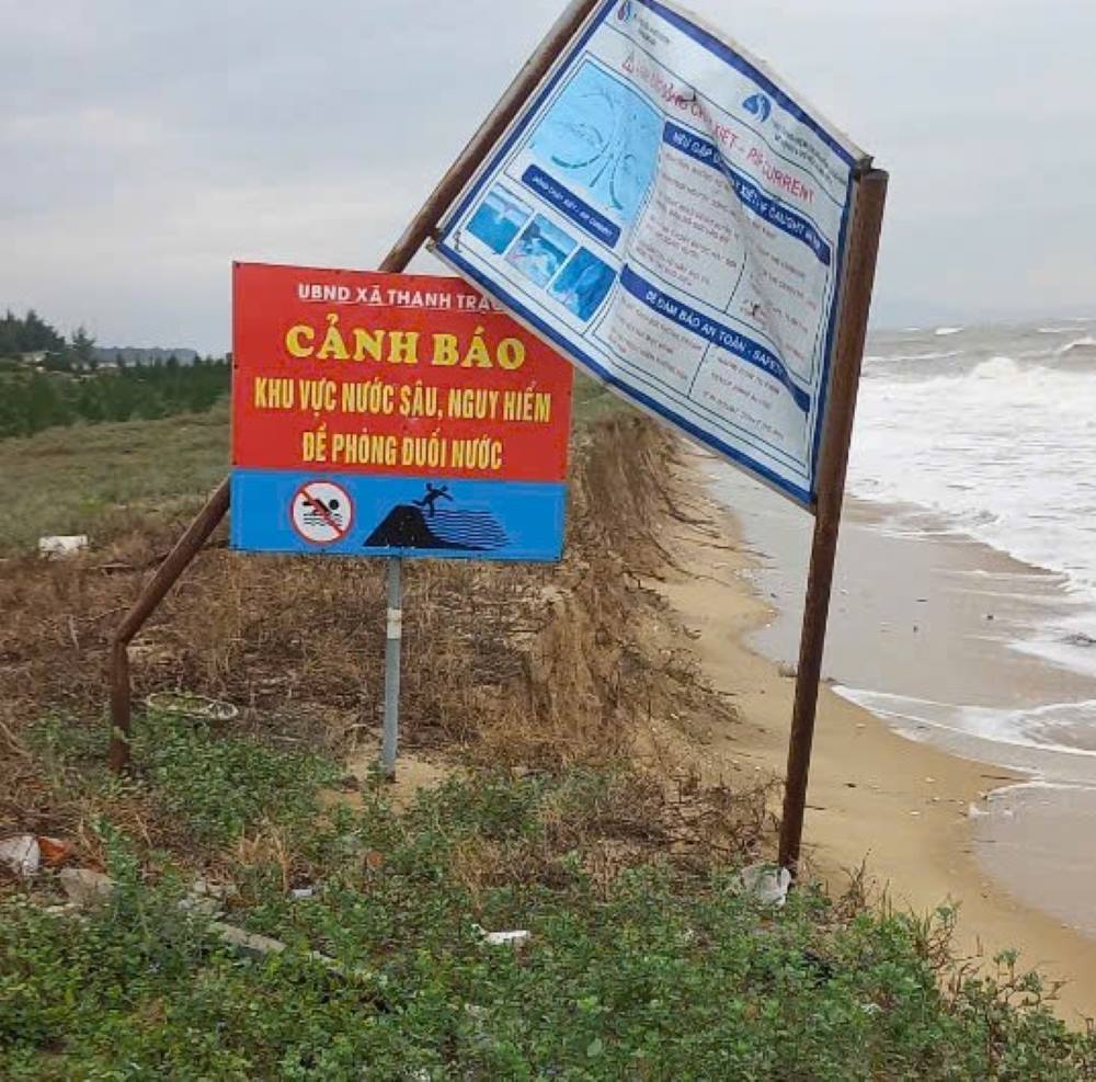 Coastal erosion in Thanh Trach commune is complicated, with the risk of directly affecting residential areas. Photo: Provided by Thanh Trach commune leaders.