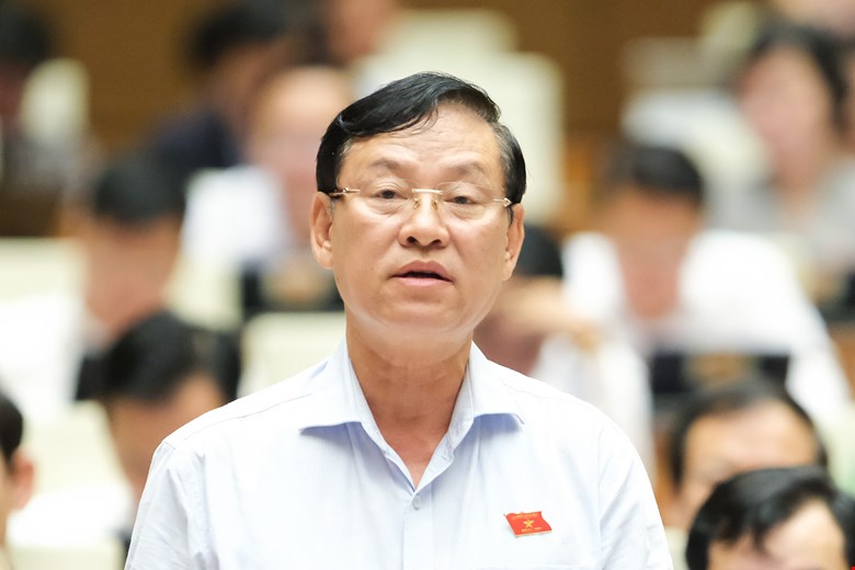 Delegate Nguyen Huu Chinh cited the case at Bach Mai Hospital where medical equipment worth 40 billion VND was frozen and seized. Photo: Pham Thang