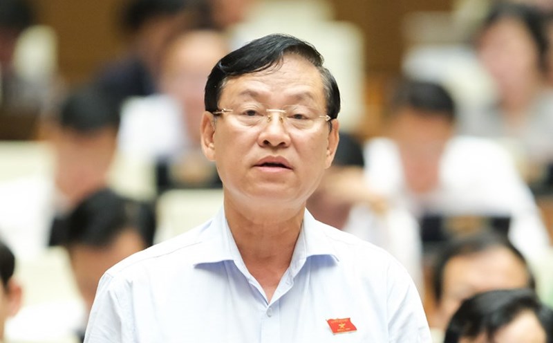 Delegate Nguyen Huu Chinh cited the case at Bach Mai Hospital where medical equipment worth 40 billion VND was frozen and seized. Photo: Pham Thang