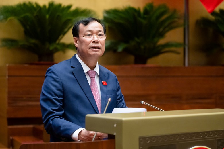 Director Le Tan Toi provides information on granting flight licenses for drones and other flying vehicles. Photo: Pham Thang