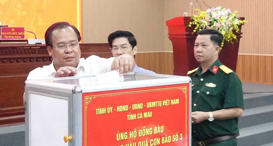 Leaders of Ca Mau province support people in the North affected by the storm. Photo: Nhat Ho