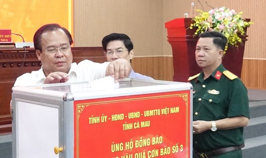 Lãnh đạo tỉnh Cà Mau ủng hộ đồng bào miền Bắc bị ảnh hưởng do bão gây ra. Ảnh: Nhật Hồ