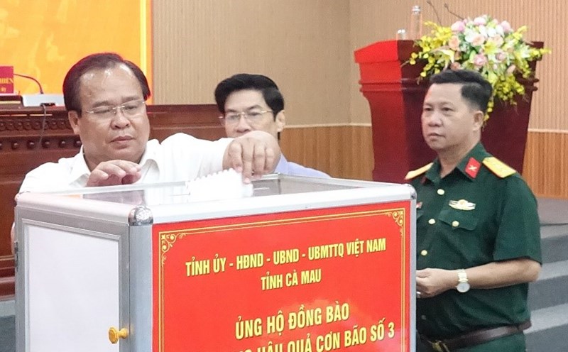 Leaders of Ca Mau province support people in the North affected by the storm. Photo: Nhat Ho