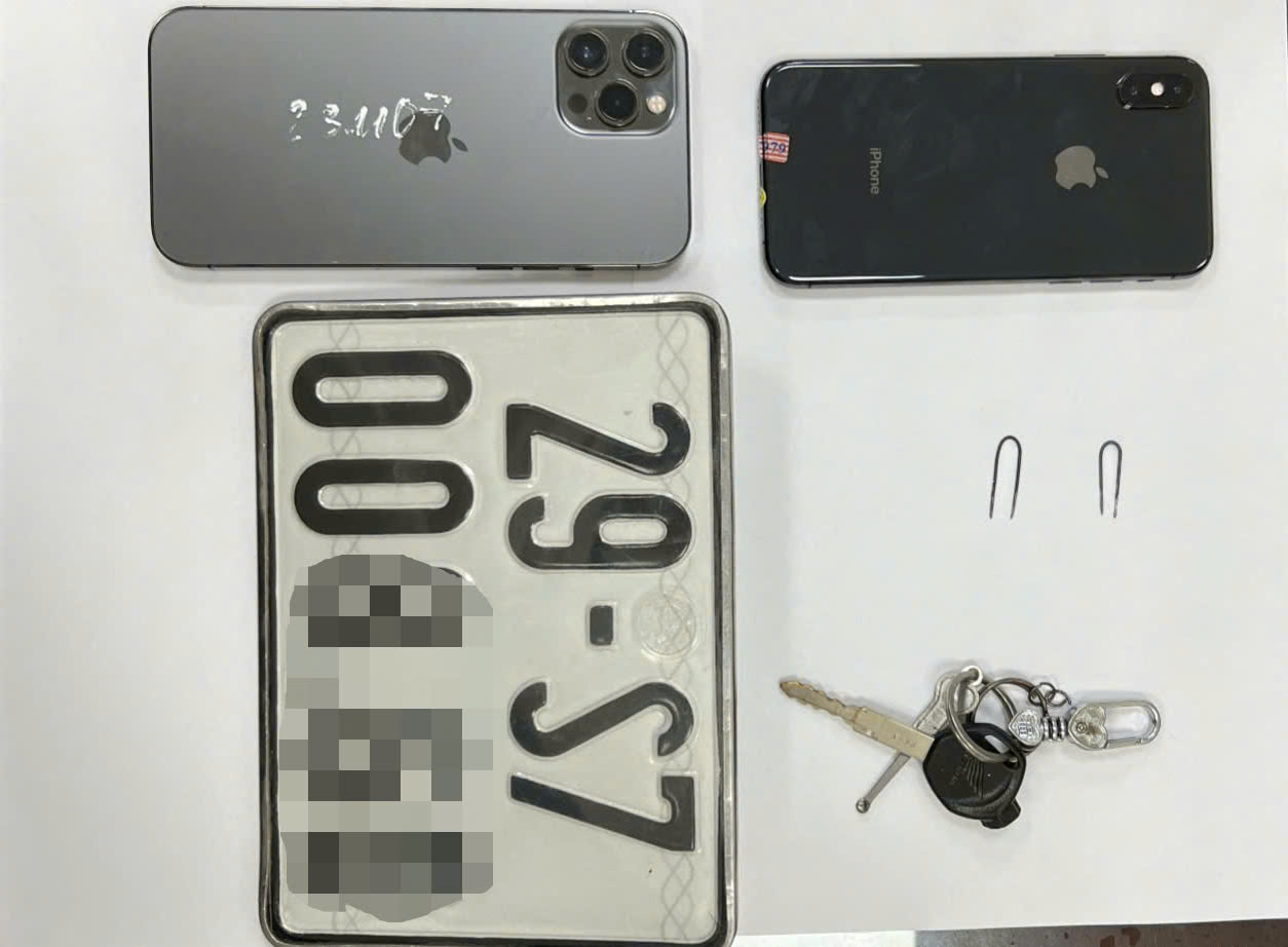 Tài sản của nhóm học sinh chuyên trộm cắp xe máy. Ảnh: Công an Bắc Từ Liêm