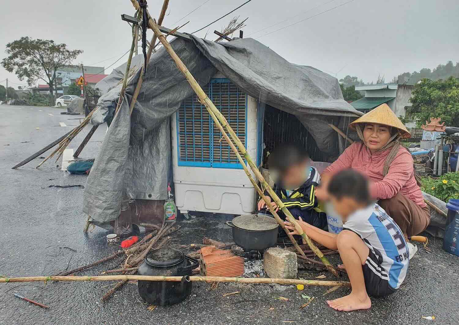 Ba Nguyen Thi Hieu di chuyen con cai, vat nuoi len canh Quoc lo 1 de o tam. Anh: T. Lam