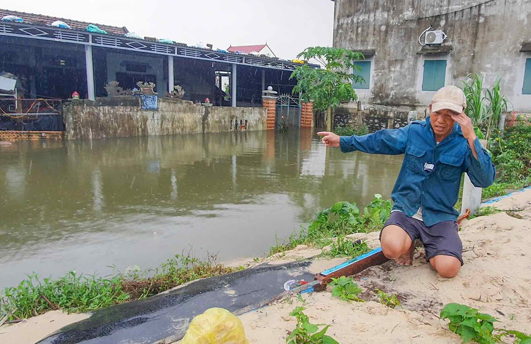 Gia dinh ong Nguyen Van Nam van con ngap gan 1m. Anh: T. Lam