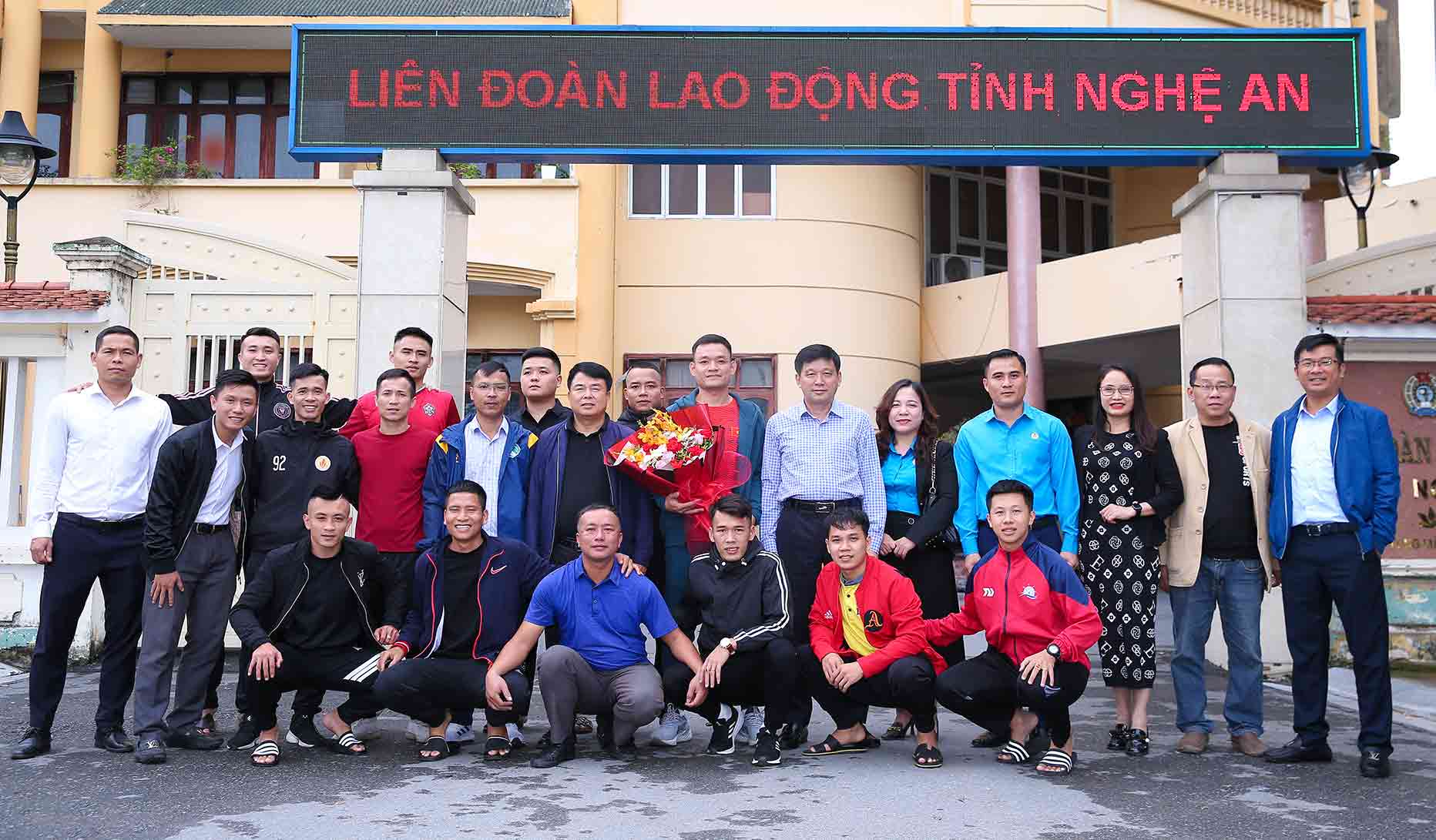 Leaders of the Provincial Federation of Labor took a souvenir photo with the football team. Photo: Duy Chuong.