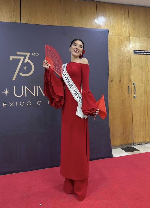 Trong buoi dau nhap cuoc, Hoa hau Ky Duyen da lua chon chiec ao dai cach tan 