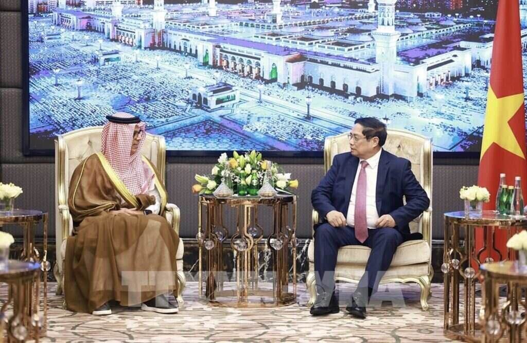 Prime Minister Pham Minh Chinh received Mr. Abdulla Mohammed Al Zamil, Chairman of Zamil Industrial Investment Company. Photo: VNA