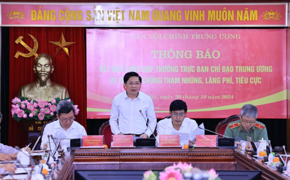 Deputy Head of the Central Internal Affairs Commission Dang Van Dung informed about the meeting of the Central Steering Committee on preventing and combating corruption, waste and negativity. Photo: T.Vuong