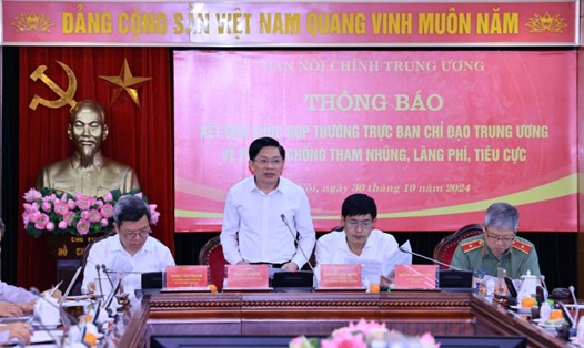 Phó Trưởng Ban Nội chính Trung ương Đặng Văn Dũng thông tin về cuộc họp của Ban Chỉ đạo Trung ương về phòng, chống tham nhũng, lãng phí, tiêu cực. Ảnh: T.Vương