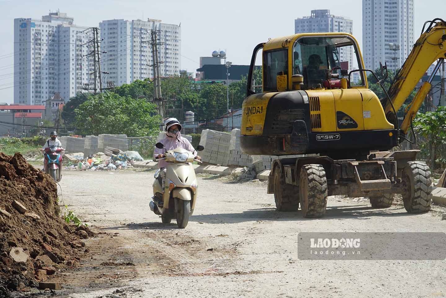 Tai dot 4 tien hanh cuong che thu hoi dat moi day dien ra ngay 29.10, UBND quan Ha Dong da tien hanh cuong che doi voi 10 ho voi tong dien tich 819,7 m2 (8 ho tai phuong Quang Trung co dien tich 709,8m2; 2 ho tai phuong Duong Noi co dien tich 109,9m2).