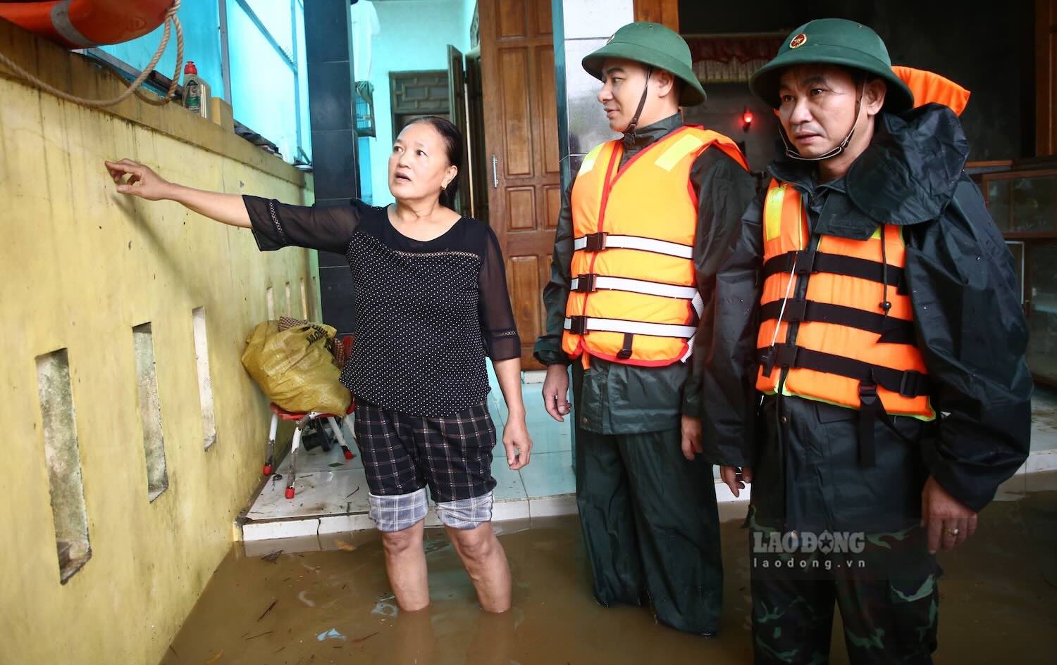 Trong ngay 30.10, Ban Chi huy quan su huyen Le Thuy cung da tien hanh cuu tro, cap phat luong thuc, nuoc uong cho nguoi dan o cac dia phuong huyen nay.  Ong Le Van Son - Pho Chu tich UBND huyen Le Thuy cho biet, hien da phat hang nghin thung mi tom den cac khu vuc bi ngap, co lap. Doi khi nuoc lu rut, chung toi dang co gang huy dong luc luong de som khoi phuc giao thong, giup nguoi dan som on dinh cuoc song. Anh: Cong Sang