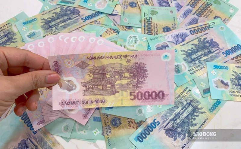The 6-month savings interest rate is fluctuating from 3 - 5.6%/year. Illustration photo: Tra My