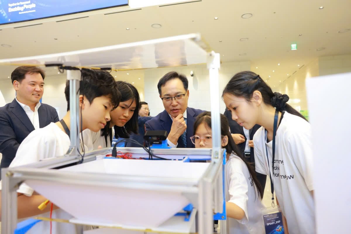 Many diverse solutions were introduced by the teams at the Solve for Tomorrow 2024 Final. Photo: Thu Trang