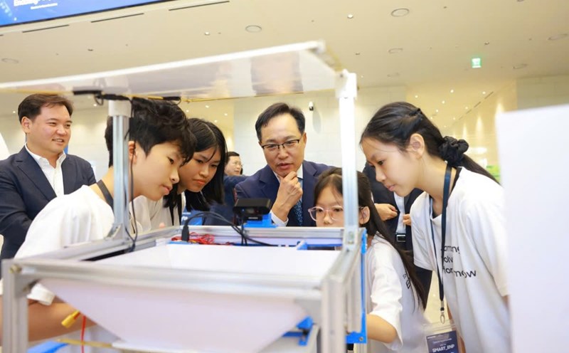 Many diverse solutions were introduced by the teams at the Solve for Tomorrow 2024 Final. Photo: Thu Trang