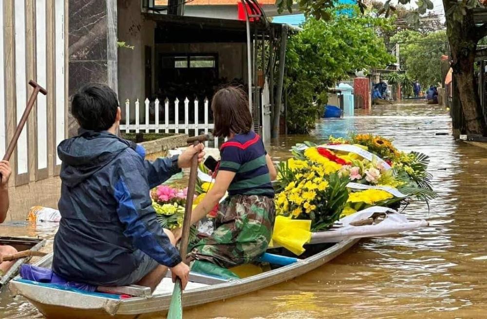 Heavy rains and floods that lasted for days in Quang Binh province left tens of thousands of houses submerged in water. Sadly, many people died at this difficult time. Photo: Dung Nguyen.