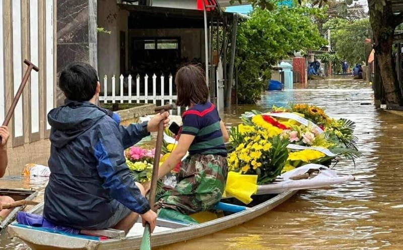Heavy rains and floods that lasted for days in Quang Binh province left tens of thousands of houses submerged in water. Sadly, many people died at this difficult time. Photo: Dung Nguyen.