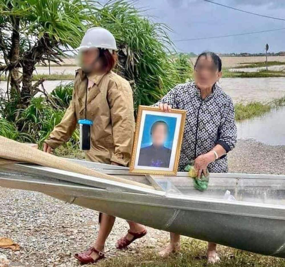 Theo lanh dao thi tran Kien Giang (huyen Le Thuy), dia phuong co 3 truong hop mat trong mua lu, trong do co ba D.T.D. bi tai bien, nga vao dong nuoc lu roi mat. Anh: Dung Nguyen. 