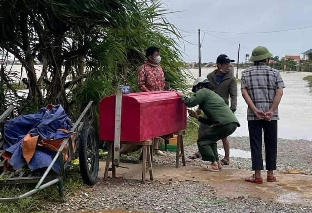 “Nuoc lu do ve ngap nha cua, chung toi vua thay phien cham soc me, dua me len vi tri cao de tranh lu. Nhung con tai bien dot ngot da khien me nga xuong dong nuoc lu, roi mat. Khi chung toi phat hien moi viec da muon...”, nguoi than cua ba D. noi. Anh: Dung Nguyen.