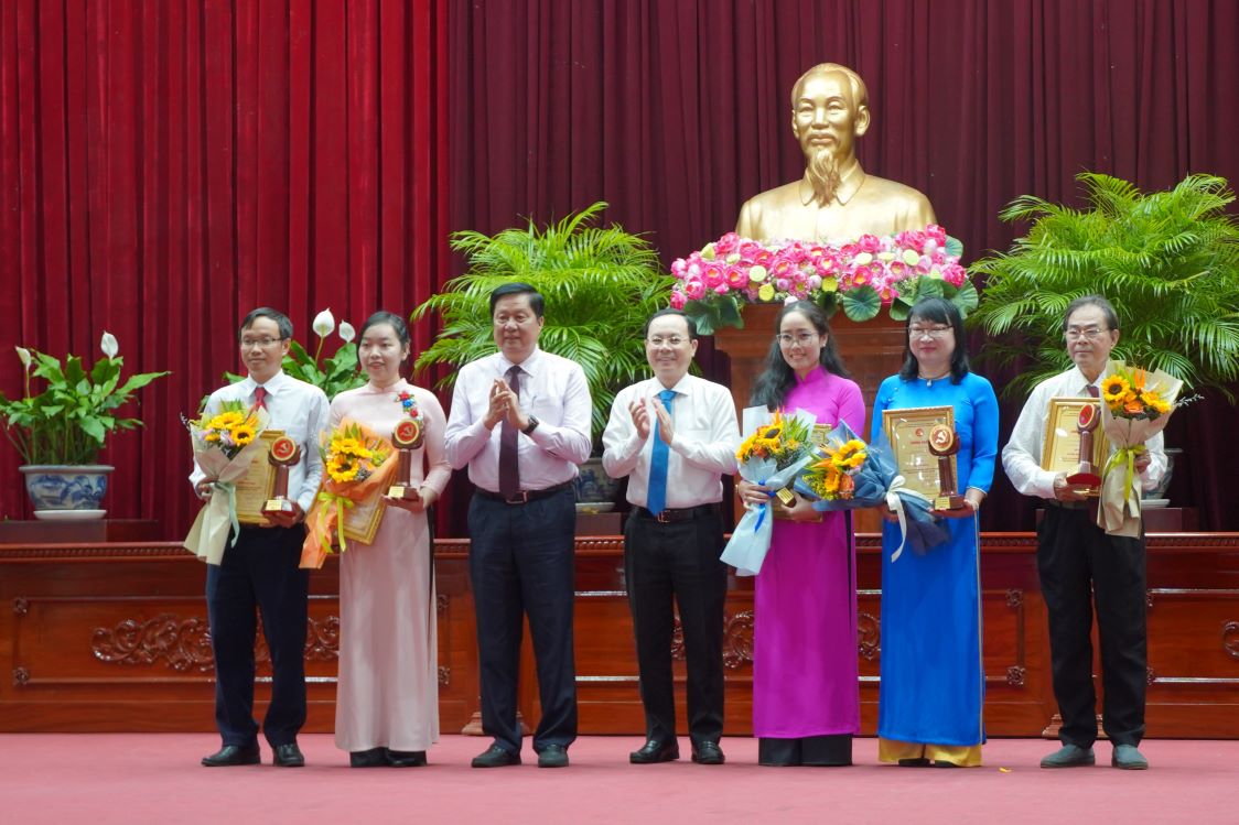 Bi thu Thanh uy Can Tho Nguyen Van Hieu va Pho Bi thu Thuong truc Thanh uy Can Tho Pham Van Hieu trao giai A cho tac gia va nhom tac gia. Anh: Ta Quang